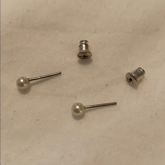 Baby pearl stud earrings - Picture 3 of 4